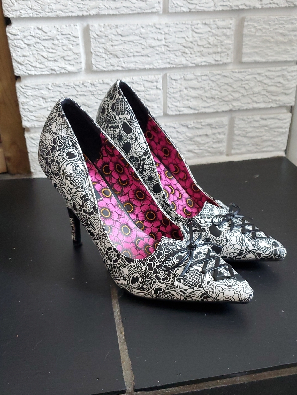 Iron Fist Black & White Patterned Pointed-Toe Heels with Pink Floral Lining Sz 7